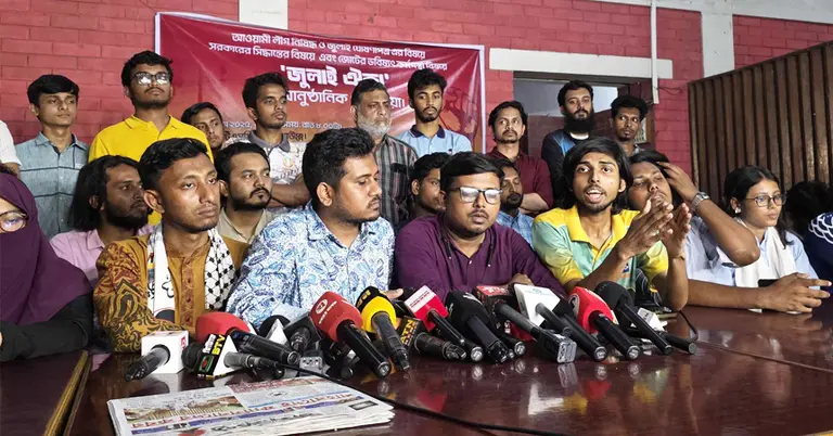 জুলাই ঐক্য আয়োজিত সংবাদ সম্মেলনে বক্তব্য রাখছেন সংগঠকরা